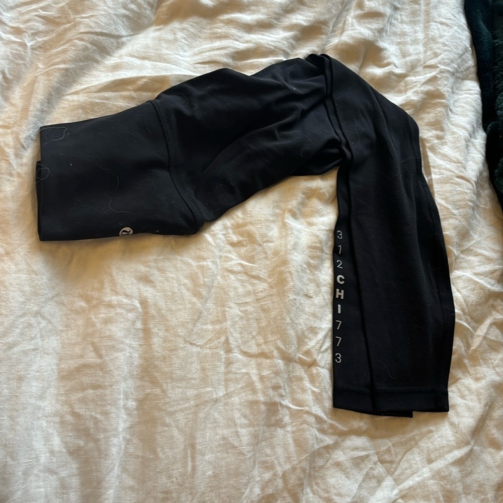 Lululemon like new size 4 leggings black limited edition Chicago leggings